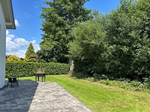 Outdoor dining - Apartment 'Repetal' with Private Terrace, Garden and Wi-Fi (Attendorn)