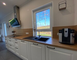 Kjøleskap, mikrobølgeovn, ovn og kokeplater