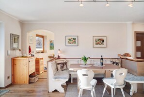 Dining - Apartment 'Wettersteinblick' with Mountain View, Shared Garden and Wi-Fi (Garmisch-Partenkirchen)