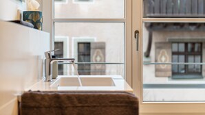 A bathroom with a sink, mirror, and window. - Exclusive holiday flat - just a few steps from the lake (Überlingen)