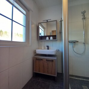 Shower, hair dryer, towels - Apartment 'Rasche' with Balcony (Schmallenberg)