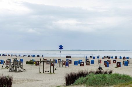 Beach. Holiday Home 'Ferienhaus Lüttje Dörp' with Private Terrace, Private Garden and Wi-Fi