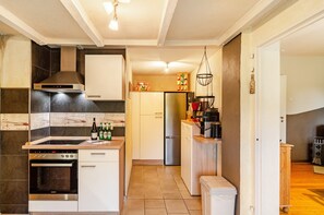 Fridge, microwave, oven, stovetop - Holiday Home 'Ferienhaus Lüttje Dörp' with Private Terrace, Private Garden and Wi-Fi (Blomberg)