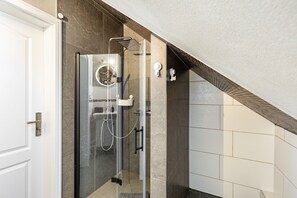 Dusche, Haartrockner, Handtücher