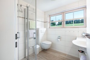 Shower, hair dryer, towels - Holiday Apartment 'Type B1, 50sqm' with Mountain View, Shared Terrace and Wi-Fi (Feldberg (Schwarzwald))