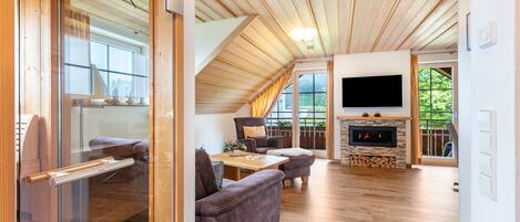 Una televisión, una chimenea, un reproductor estéreo