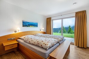 2 bedrooms, free WiFi, bed sheets - Holiday Apartment 'Type C1, 110sqm' with Mountain View, Private Terrace and Wi-Fi (Feldberg (Schwarzwald))