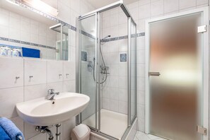 Ducha, secador de pelo, toallas