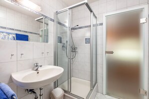 Shower, hair dryer, towels - Holiday Apartment 'Type B Apartment 3' with Mountain View, Shared Terrace and Wi-Fi (Feldberg (Schwarzwald))
