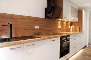 Kühlschrank, Mikrowelle, Ofen, Herdplatte