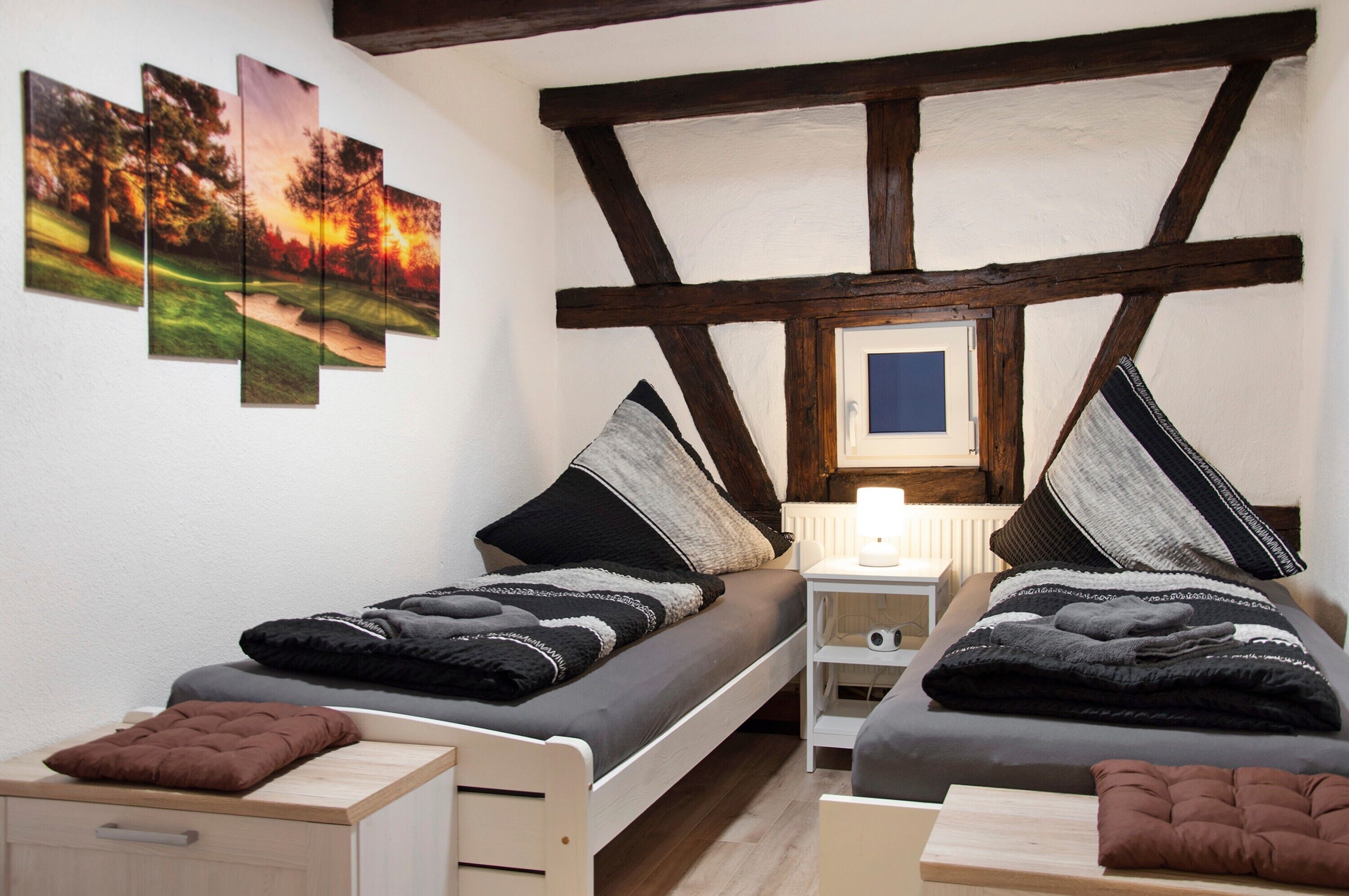 4 室のベッドルーム、WiFi (無料)、ベッドシーツ