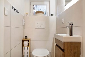 Shower, hair dryer, towels - Apartment 'Im Gässla' with Wi-Fi (Spalt)