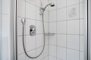 Shower, hair dryer, towels - Apartment '4' with Balcony and Wi-Fi (Nonnenhorn)