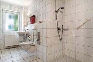Douche, sèche-cheveux, serviettes fournies