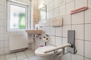 Douche, sèche-cheveux, serviettes fournies