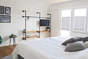 4 bedrooms, iron/ironing board, free WiFi, bed sheets - Holiday Home 'Hq16 - Modern' with Private Terrace, Balcony and Wi-Fi (Neuenburg am Rhein)