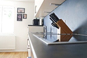 ثلاجة، ميكروويف، فرن، موقد طهي مسطح