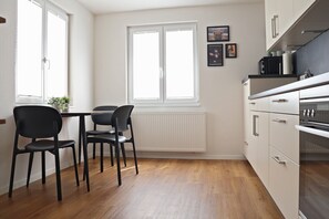 Dining - Holiday Home 'Hq16 - Modern' with Private Terrace, Balcony and Wi-Fi (Neuenburg am Rhein)