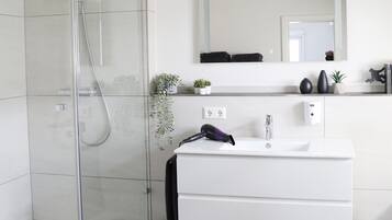 Douche, sèche-cheveux, serviettes fournies