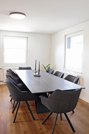 Dining - Holiday Home 'Hq16 - Modern' with Private Terrace, Balcony and Wi-Fi (Neuenburg am Rhein)