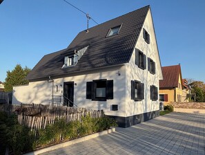 Exterior - Holiday Home 'Hq16 - Modern' with Private Terrace, Balcony and Wi-Fi (Neuenburg am Rhein)