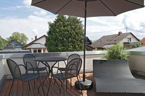 Outdoor dining - Holiday Home 'Hq16 - Modern' with Private Terrace, Balcony and Wi-Fi (Neuenburg am Rhein)