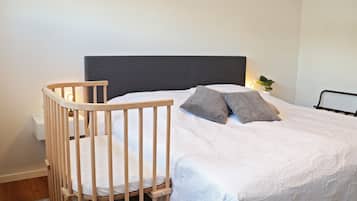 4 bedrooms, iron/ironing board, free WiFi, bed sheets