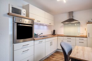 Réfrigérateur, four à micro-ondes, un four, surface de cuisson