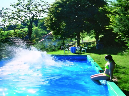 Appartement 'Schwarzwaldblick' avec vue sur les montagnes, piscine et jardin partagés