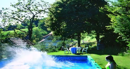 Appartement 'Schwarzwaldblick' avec vue sur les montagnes, piscine et jardin partagés