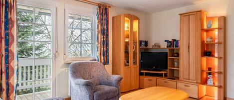 Tv, bordtennisbord, stereoanlæg