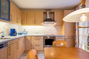 Refrigerador, horno, lavavajillas y cafetera y tetera 