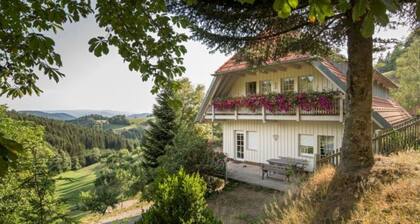 Apartment 'Schwarzwaldblick' with Mountain View, Shared Pool and Shared Garden