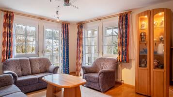 TV, table tennis, stereo