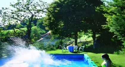 Appartement 'Wiesenblick' avec vue sur les montagnes, piscine et jardin partagés