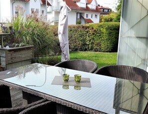 Outdoor dining - Apartment 'Laura' with Private Terrace, Private Garden and Wi-Fi (Langenargen)