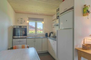Een koelkast, een oven, een kookplaat, een vaatwasser