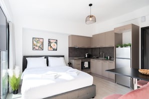 Studio, parveke, kaupunkinäköala | Yksilöllisesti sisustettu, kannettavalle tietokoneelle sopiva työtila