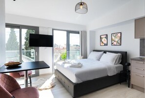 Estudio, balcón, vistas a la ciudad | Decoración individual y espacio para trabajar con un portátil