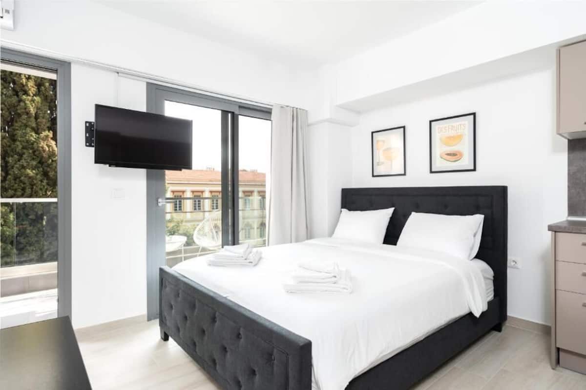 Studio, Balcony, City View | Individually decorated, laptop workspace, soundproofing