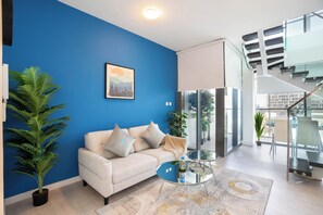 TV - Bloomfields Iconic 2BR Duplex Apartment (Abu Dhabi)