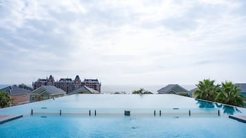 4 hồ bơi ngoài trời