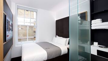 Queen Room | Dilengkapi dengan perabotan berbeda-beda dan meja kerja