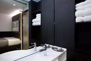 Queen Room, No Windows | Baño | Ducha