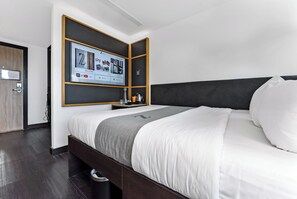 Garden Junior Suite Room | Mobiliario individual, escritorio, espacio para trabajar con un portátil