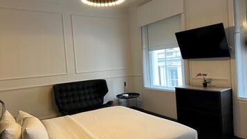 Junior Suite Room | Individually furnished, desk, laptop workspace, soundproofing