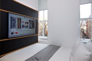 Double Room | Ameublement unique, bureau, espace de travail pour ordinateurs portables