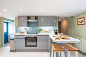 ثلاجة، ميكروويف، فرن، موقد طهي مسطح