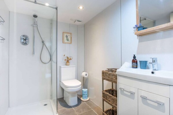 Douche, séchoir à cheveux, serviettes fournies