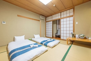 經典三人房 | 書桌、筆電工作空間、遮光布/窗簾、隔音